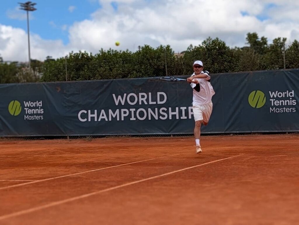 ITF世界マスターズ選手権2026のクレーコートでフォアハンドを打つ竹中亮馬選手
