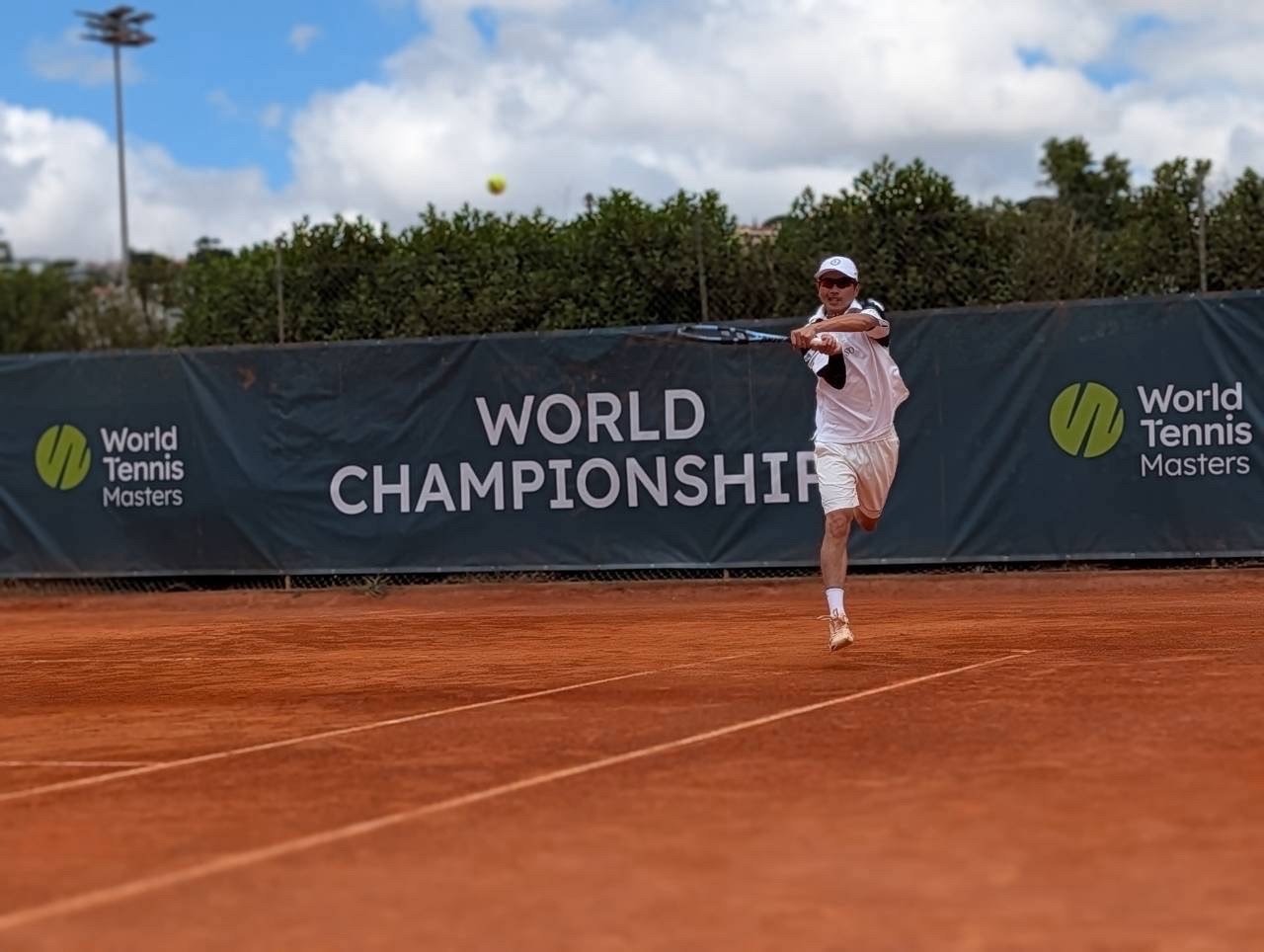 ITF世界マスターズ選手権2026のクレーコートでフォアハンドを打つ竹中亮馬選手